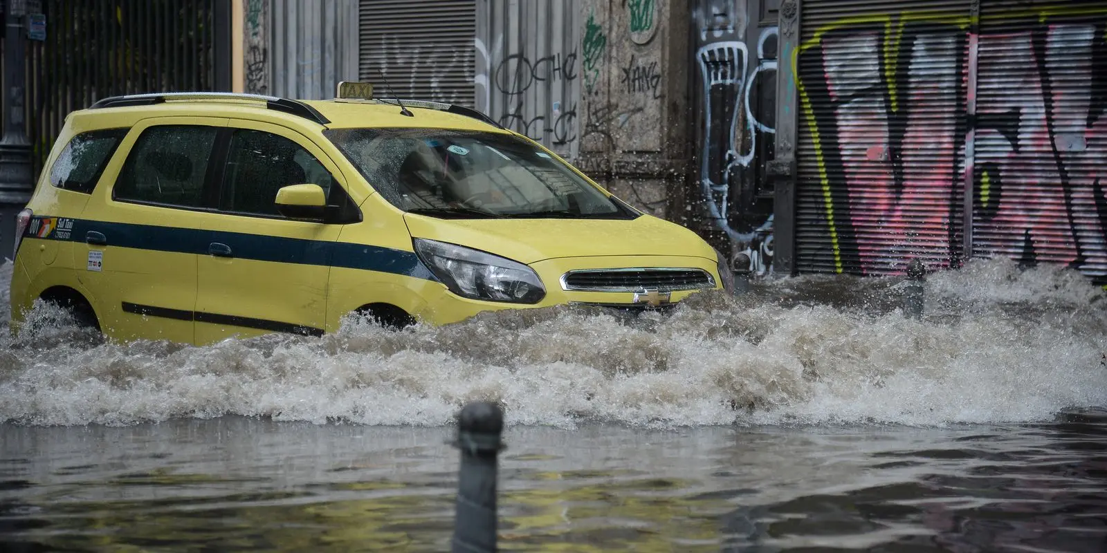 Temporal provoca alagamentos e quedas de arvores no Rio