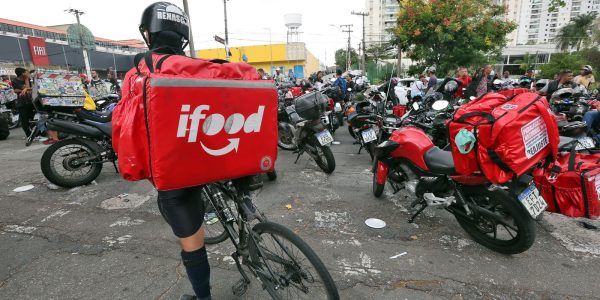 Entregadores mantem paralisacao por melhores condicoes de trabalho