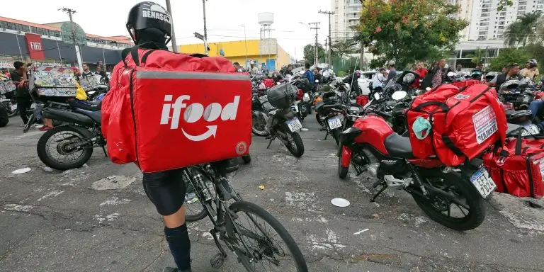 Entregadores mantem paralisacao por melhores condicoes de trabalho