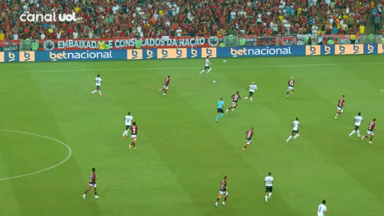 Flamengo 0 x 0 Botafogo | 9ª Rodada | Campeonato Brasileiro 2025 Na 9ª rodada do Campeonato Brasileiro de 2025, Flamengo e Botafogo empataram em 0 a 0 em um jogo muito disputado. As duas equipes tiveram oportunidades, mas nenhuma conseguiu balançar as redes. A partida foi marcada por uma forte atuação defensiva e momentos de tensão, refletindo a rivalidade entre os clubes. 2 17348676