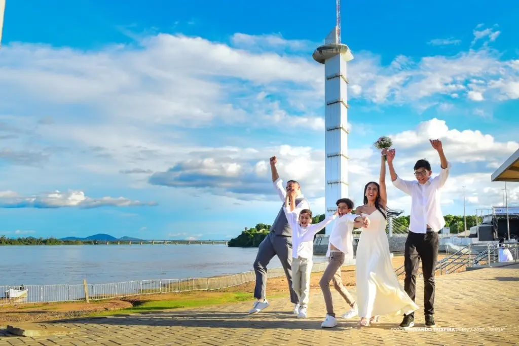 FINALMENTE, HABILITADOS PARA O CASAMENTO! - No icônico cartão-postal de Boa Vista, casais comemoram o amor em um casamento coletivo. 1 4b8a08fe28b76919596b4eeb63cbe3f8