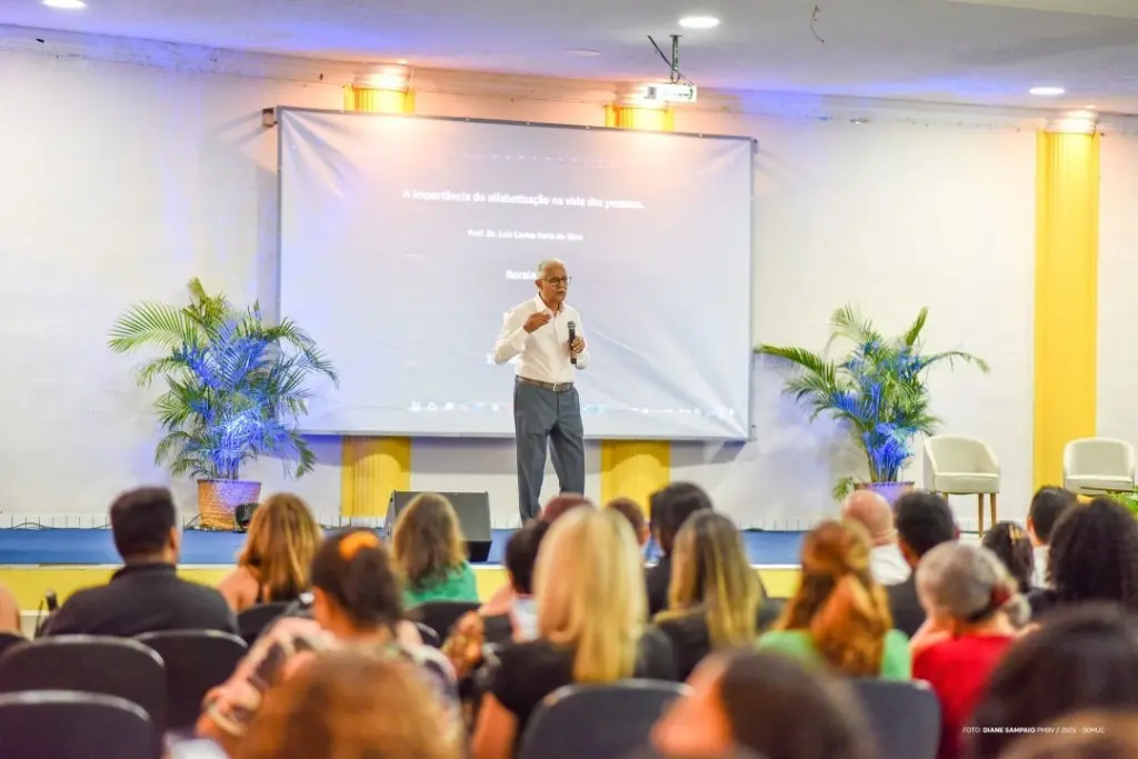 Prefeitura realiza conferência sobre a alfabetização para educadores do ensino fundamental em Boa Vista. 1 8c7fef00d23fca8edf4d3a687424b100