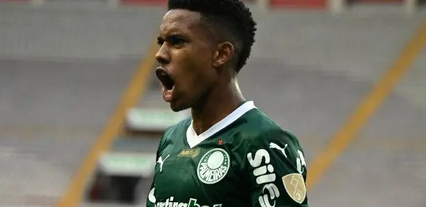 Abel preserva Weverton e Vitor Roque na despedida de Estêvão; confira a escalação. 1 Estêvão comemora gol marcado pelo Palmeiras contra o Sporting Cristal na Libertadores