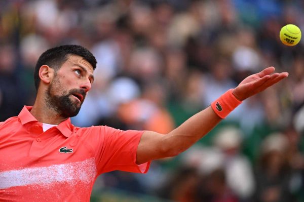 Aniversariante, Djokovic consegue revanche e faz semi em Genebra