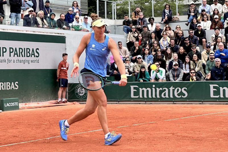 Bia perde eficiência após bom início e cai em Roland Garros