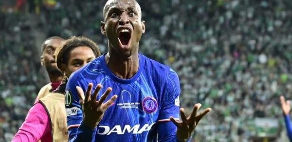 Nicolas Jackson comemora gol pelo Chelsea na final da Conference League