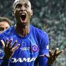 Nicolas Jackson comemora gol pelo Chelsea na final da Conference League