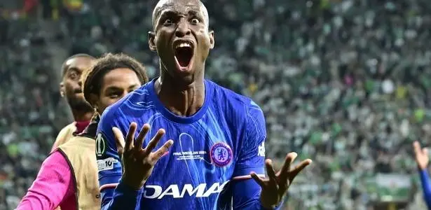 Nicolas Jackson comemora gol pelo Chelsea na final da Conference League
