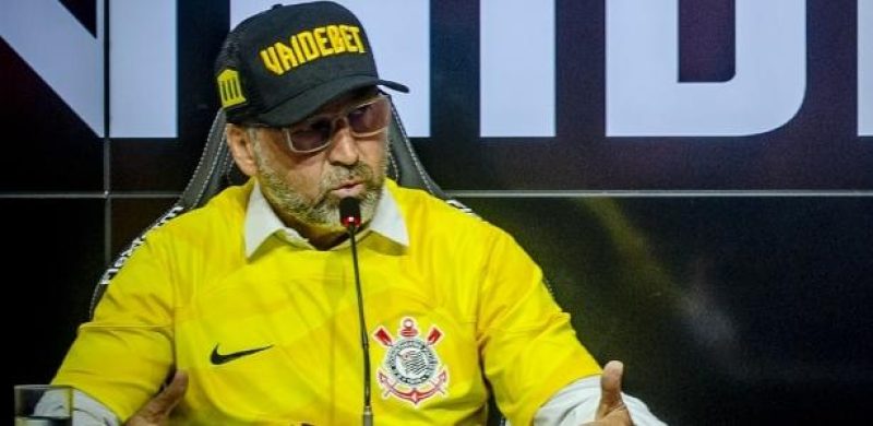 <p>Claro! Posso ajudar com isso. Vamos reimaginar "Crônica de um Indiciamento Anunciado".</p>
<hr />
<p><strong>Crônica de um Julgamento Predito</strong></p>
<p>Na pequena cidade de São Gregório, tudo seguia seu fluxo habitual, como um rio que não se apressa. As manhãs eram pontuadas pelo canto dos pássaros e o cheiro de pão quente vindo da padaria. Porém, um evento sombrio pairava no ar: a expectativa do indiciamento de um de seus habitantes mais ilustres.</p>
<p>Don Alberto, um homem de negócios respeitado e bem considerado, era o centro das conversas e especulações. Desde que surgiram rumores sobre irregularidades em suas transações, a atmosfera mudou. O que antes era admiração agora se misturava com a dúvida. Os olhos da cidade estavam fixos nele, como os de um predador à espera do momento certo para atacar.</p>
<p>Os habitantes, entre as xícaras de café e os encontros na praça, discutiam a inevitabilidade do que estava por vir. A maioria sabia que a justiça, embora lenta, não deixaria de cumprir seu papel. Todos sentiam que um desfecho trágico era apenas uma questão de tempo.</p>
<p>Com as primeiras luzes do amanhecer, o tribunal finalmente se preparava para dar início à audiência. A cidade parou; cada porta, cada janela, cada coração estava voltado para o julgamento. E, enquanto os sinos da igreja soavam, a decisão já parecia escrita nas estrelas.</p>
<p>No fim, o indiciamento não trouxe surpresa. Como um romance trágico, o desfecho já era conhecido, mas mesmo assim, o evento agitou as almas da cidade, deixando uma marca que duraria muito além daquele dia.</p>
<p>E assim, a vida em São Gregório continuou, mas a sombra do indiciamento pairava, lembrando a todos sobre a fragilidade da honra e as consequências inevitáveis dos atos.</p>
<hr />
<p>Espero que você tenha gostado! Se precisar de algo mais específico ou ajustes, é só avisar.</p> 1 Juca Kfouri