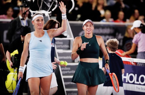 Com mais uma desistência, Stefani e Babos estão na final de Estrasburgo