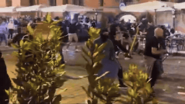 Confronto entre 'hooligans' de Betis e Chelsea gera caos na véspera da final da Conference League; veja vídeo