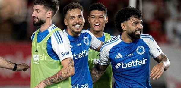 Carlos Eduardo comemora gol do Cruzeiro sobre o Vila Nova em jogo da Copa do Brasil