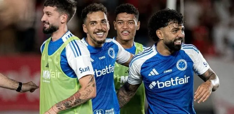 Carlos Eduardo comemora gol do Cruzeiro sobre o Vila Nova em jogo da Copa do Brasil