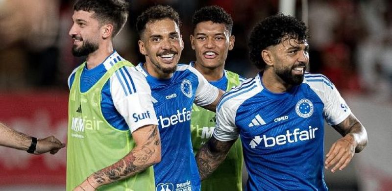 Carlos Eduardo comemora gol do Cruzeiro sobre o Vila Nova em jogo da Copa do Brasil