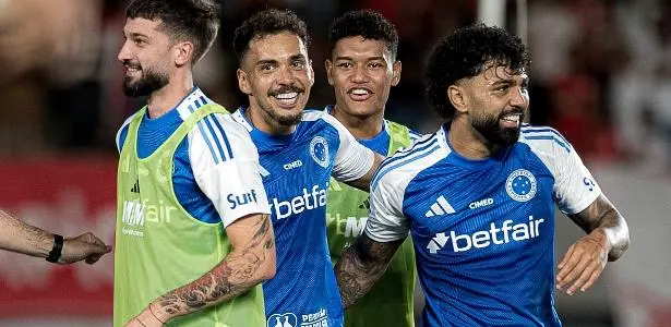 Carlos Eduardo comemora gol do Cruzeiro sobre o Vila Nova em jogo da Copa do Brasil