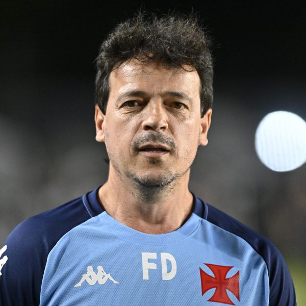 Diniz diz que classificação nos pênaltis treinou emoções dos jogadores do Vasco: "Não escreveria esse roteiro" | vasco