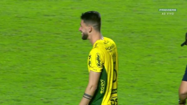Pode isso? Reinaldo comemora gol do Mirassol contra o São Paulo beijando bandeira tricolor; assista | mirassol