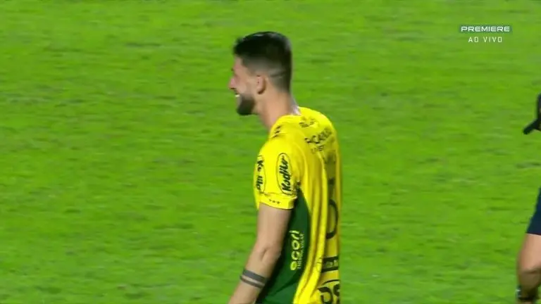 Pode isso? Reinaldo comemora gol do Mirassol contra o São Paulo beijando bandeira tricolor; assista | mirassol