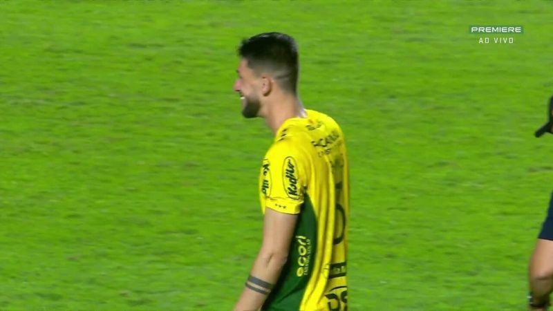 É permitido? Reinaldo celebra o gol do Mirassol contra o São Paulo ao beijar a bandeira tricolor; veja o vídeo | Mirassol 1 Pode isso? Reinaldo comemora gol do Mirassol contra o São Paulo beijando bandeira tricolor; assista | mirassol