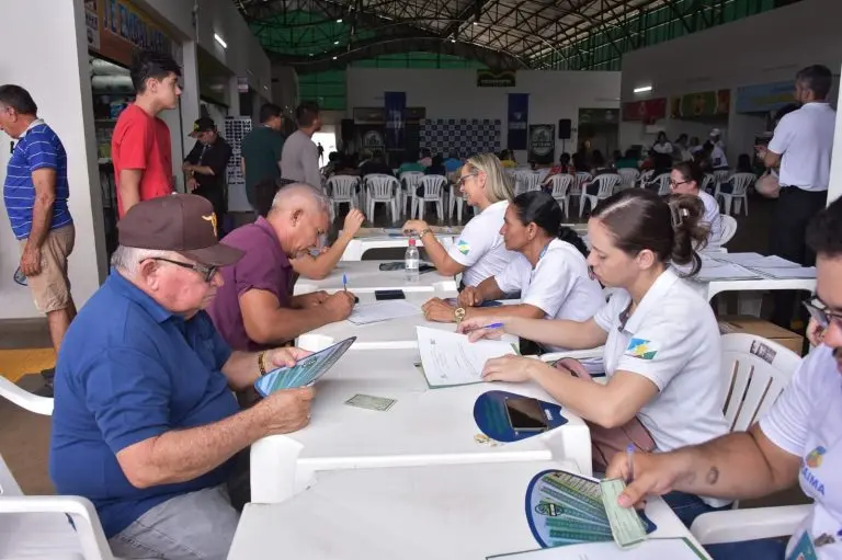 Entrega de 180 titulos a familias da capital e do interior 2 1