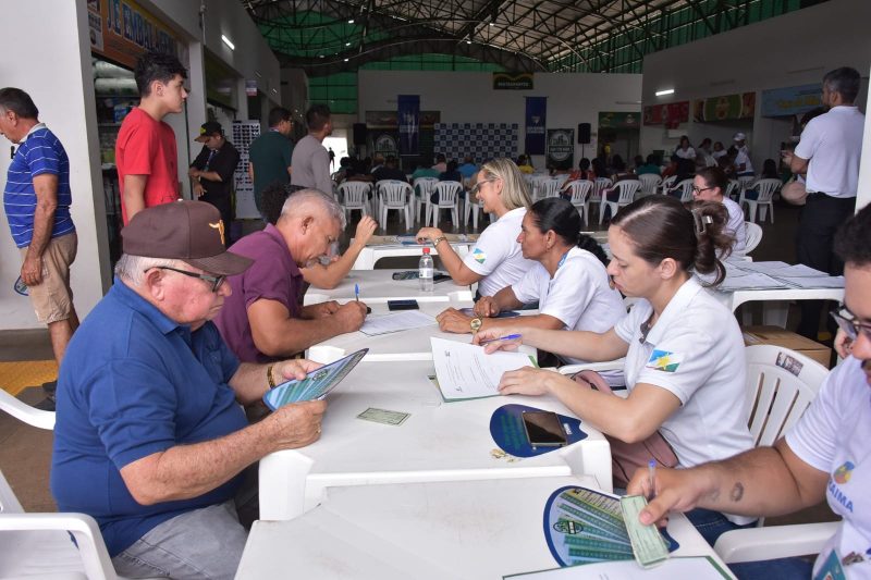 Entrega de 180 titulos a familias da capital e do interior 2 1