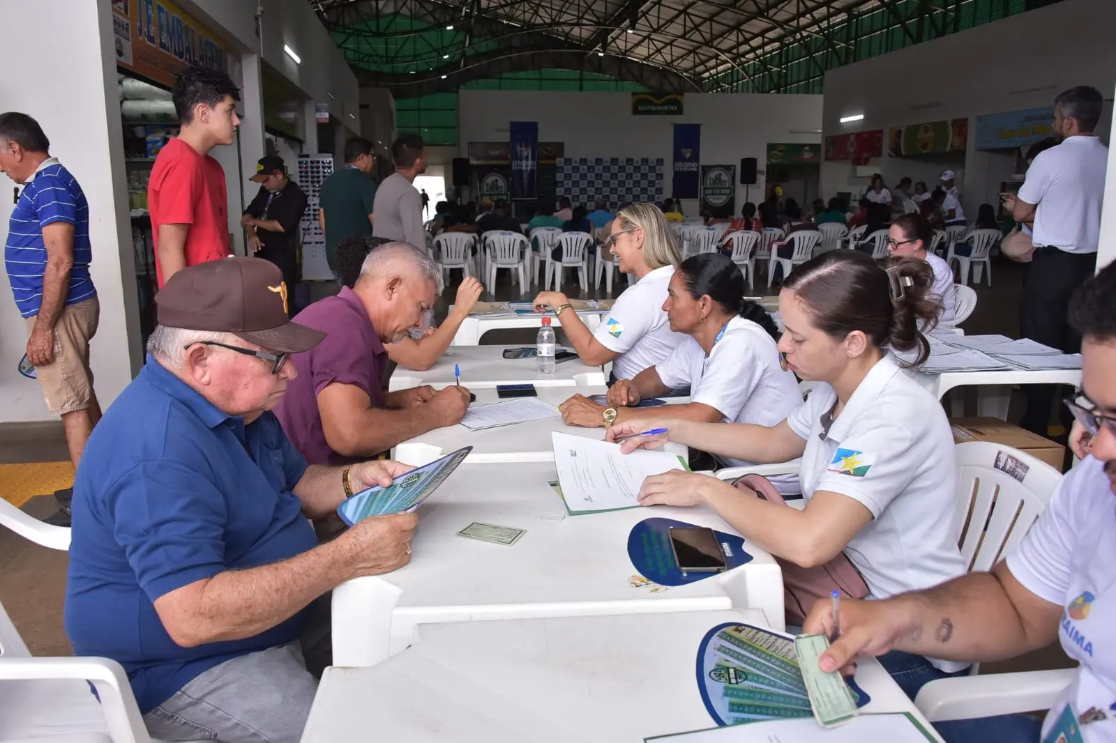 Entrega de 180 titulos a familias da capital e do interior 2 1