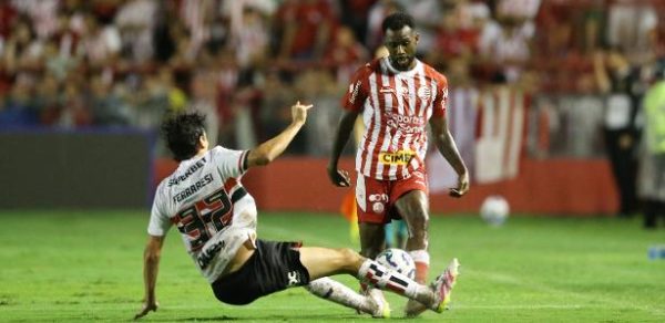 Ferraresi foi expulso durante Náutico x São Paulo pela Copa do Brasil