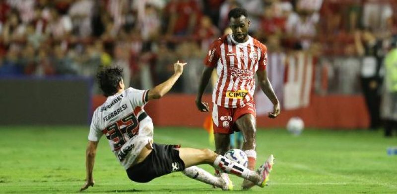 Ferraresi foi expulso durante Náutico x São Paulo pela Copa do Brasil
