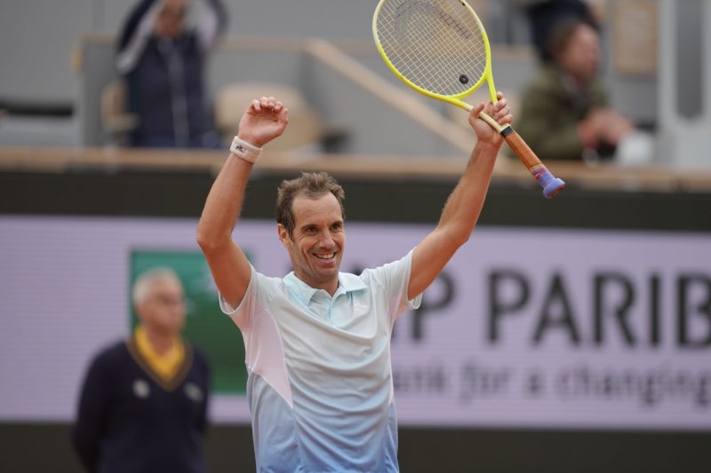 Gasquet vence duelo de convidados e pode se despedir contra Sinner