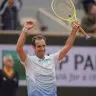 Gasquet vence duelo de convidados e pode se despedir contra Sinner