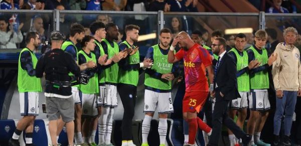 Goleiro Pepe Reina, do Como, é aplaudido por jogadores da Inter de Milão após ser expulso em seu último jogo da carreira