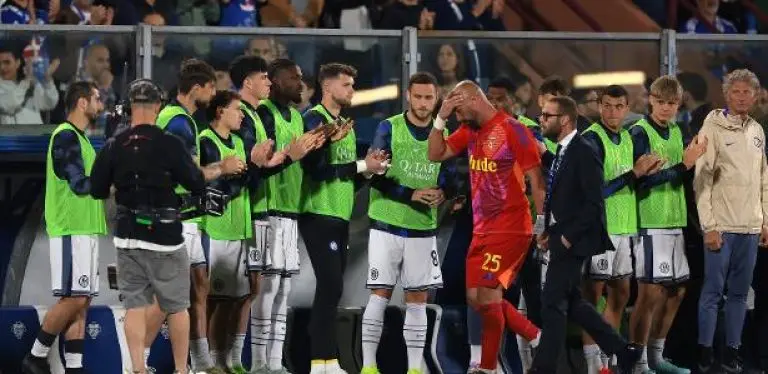 Goleiro Pepe Reina, do Como, é aplaudido por jogadores da Inter de Milão após ser expulso em seu último jogo da carreira