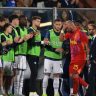 Goleiro Pepe Reina, do Como, é aplaudido por jogadores da Inter de Milão após ser expulso em seu último jogo da carreira