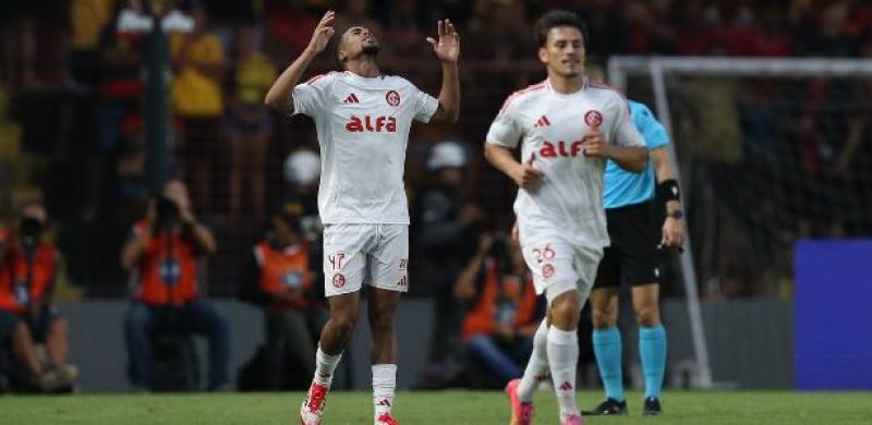 Gustavo Prado, do Internacional, comemora gol marcado contra o Sport, pelo Brasileirão