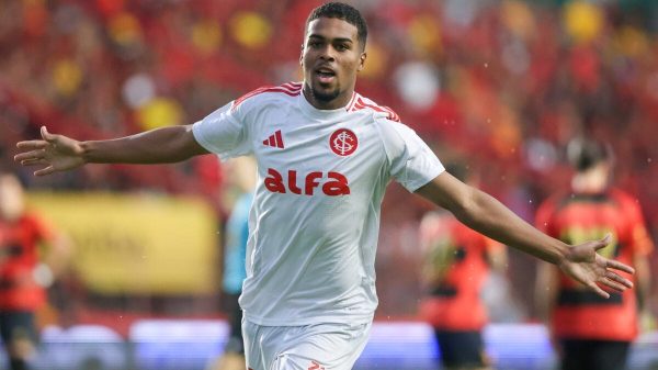 Jogador do Internacional comemorando gol