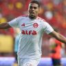 Jogador do Internacional comemorando gol