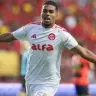 Jogador do Internacional comemorando gol