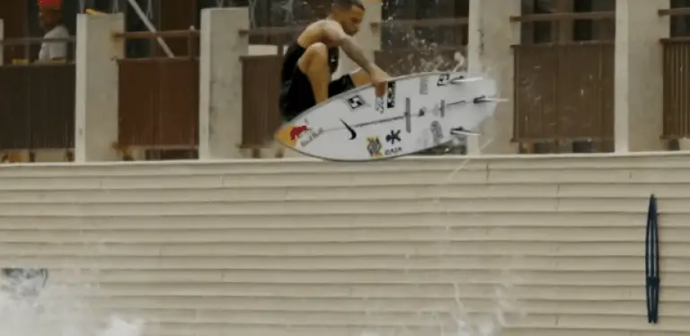 Italo Ferreira voa muito alto em piscina de ondas