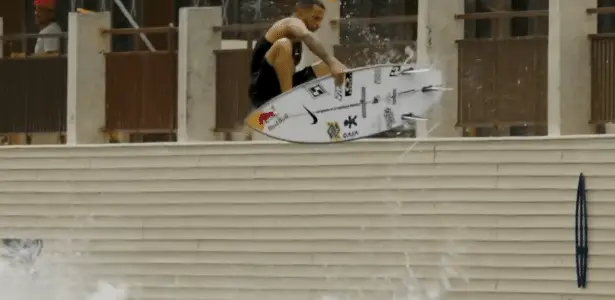 Italo Ferreira voa muito alto em piscina de ondas