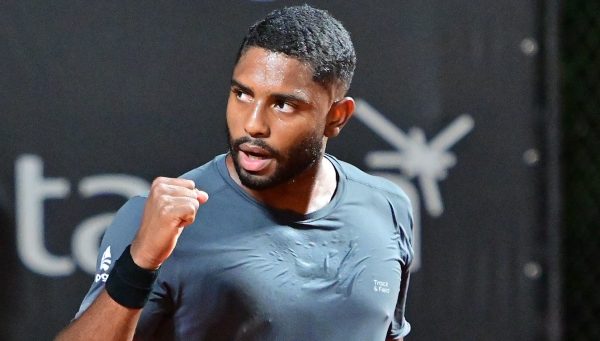 João Reis vence duelo nacional com Boscardin e faz semi