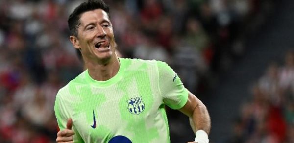 Lewandowski comemora gol marcado pelo Barcelona contra o Athletic Bilbao, no Campeonato Espanhol