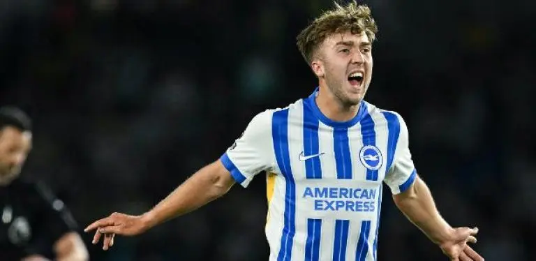 Jack Hinshelwood, do Brighton, comemora vitória sobre o Liverpool, no Campeonato Inglês