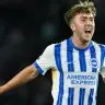 Jack Hinshelwood, do Brighton, comemora vitória sobre o Liverpool, no Campeonato Inglês