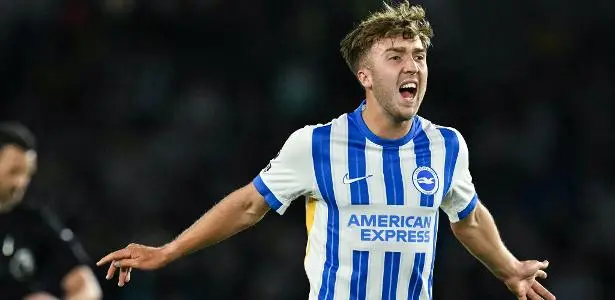 Liverpool, já campeão, é superado pelo Brighton na Premier League. 1 Jack Hinshelwood, do Brighton, comemora vitória sobre o Liverpool, no Campeonato Inglês