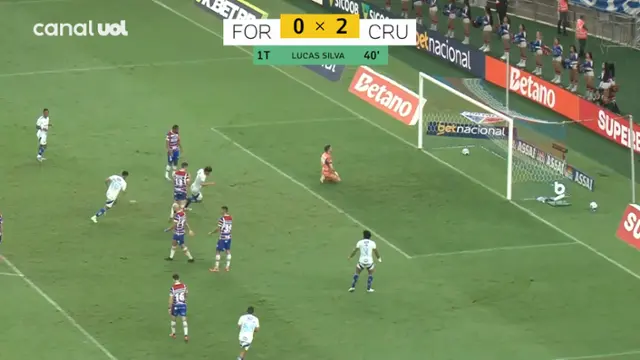 <p><strong>Lucas Silva - Fortaleza 0 x 2 Cruzeiro - Brasileirão 2025</strong></p>
<p>No confronto da rodada, o Cruzeiro garantiu uma vitória importante fora de casa contra o Fortaleza, com o placar de 2 a 0. A equipe mineira demonstrou superioridade em campo, com um bom desempenho do meio-campista Lucas Silva, que teve papel fundamental na criação de jogadas e manutenção da posse de bola. Os gols da partida foram cruciais para a luta do Cruzeiro na tabela, consolidando sua posição no campeonato.</p> 1 UOL - O melhor conteúdo