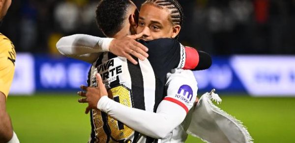 Neymar cumprimenta Xavi Simons no amistoso entre Santos e Leipzig
