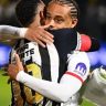 Neymar cumprimenta Xavi Simons no amistoso entre Santos e Leipzig