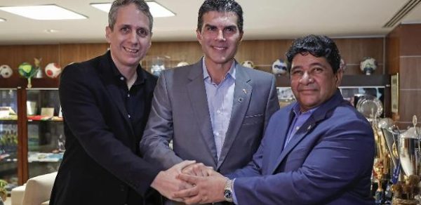 Ricardo Gluck Paul, presidente da Federação Paraense, Hélder Barbalho, governador do Pará, e Ednaldo Rodrigues, presidente da CBF
