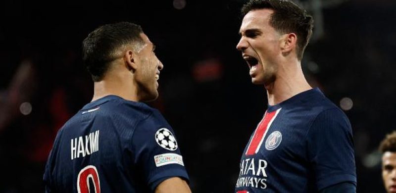 Hakimi e Fabián Ruiz comemoram gol do PSG sobre o Arsenal em duelo da Champions