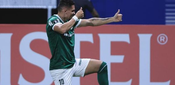 Paulinho comemora gol do Palmeiras sobre o Sporting Cristal em duelo da Libertadores